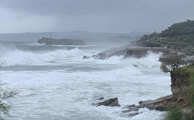 Se acerca a Cantabria la borrasca 'Álex', con tantas olas, lluvia y viento como dejó 'Odette' hace una semana