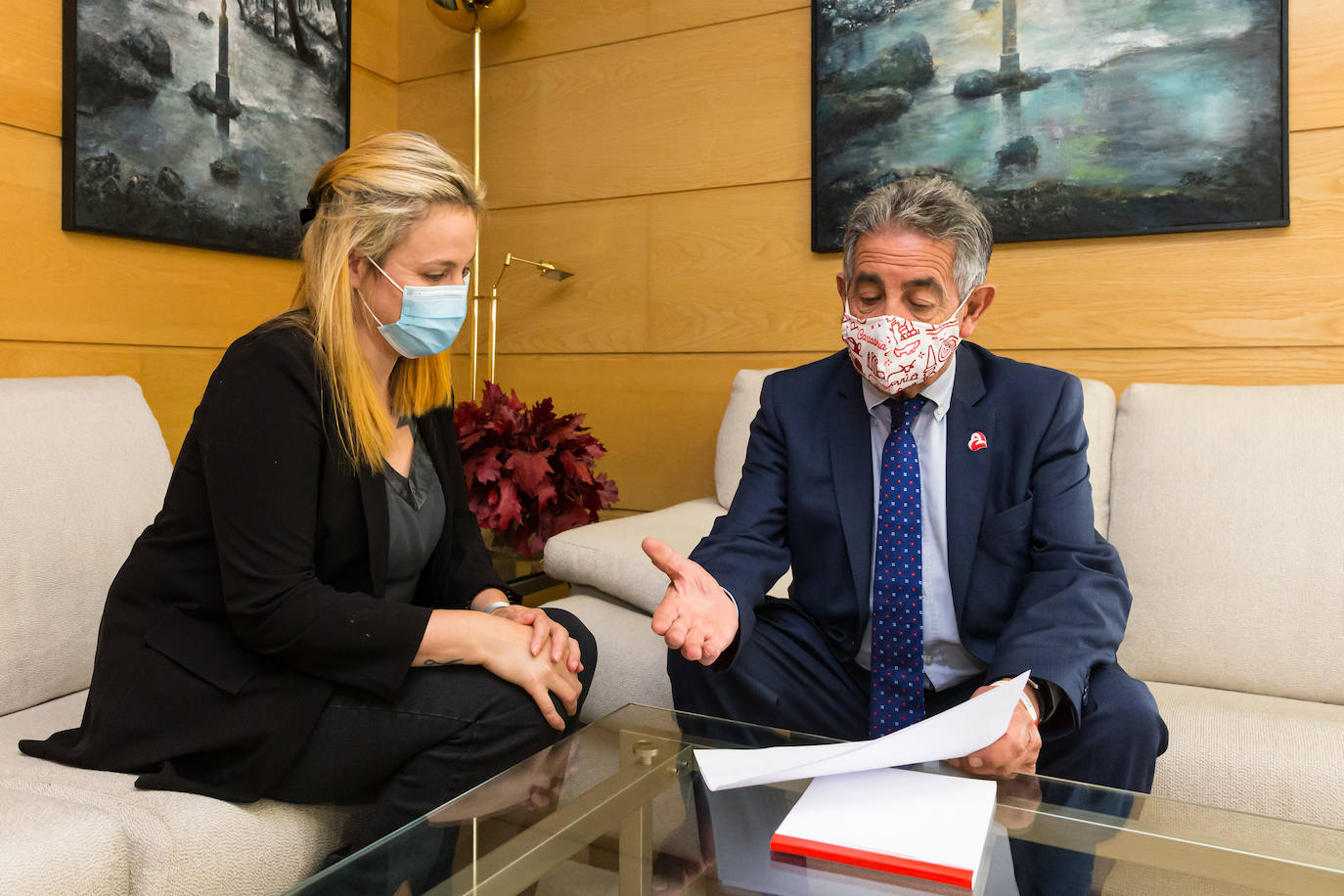 Revilla se compromete a buscar una solución sanitaria para los vecinos de Valle de Villaverde