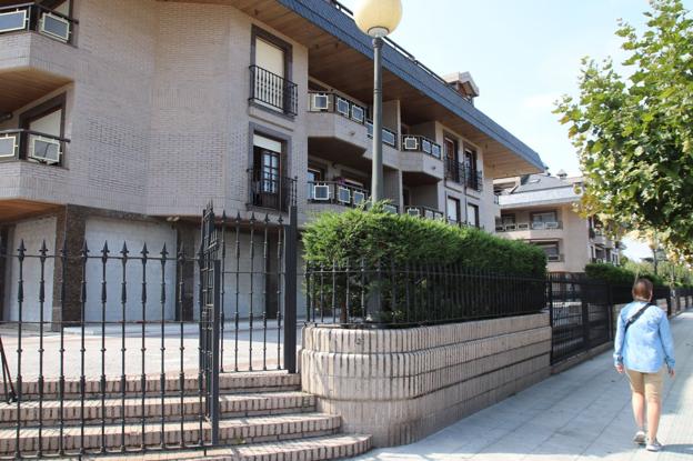 Los vecinos del Tenis de Laredo piden amparo a Revilla para evitar el derribo parcial de su edificio