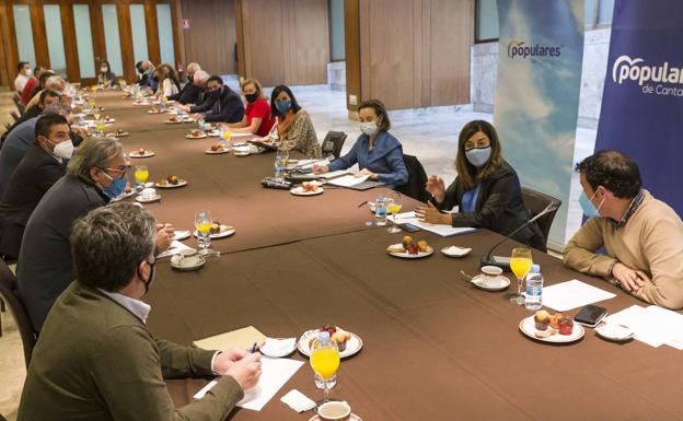 Buruaga traslada a Gamarra las reivindicaciones de Cantabria ante los Presupuestos del Estado para 2021