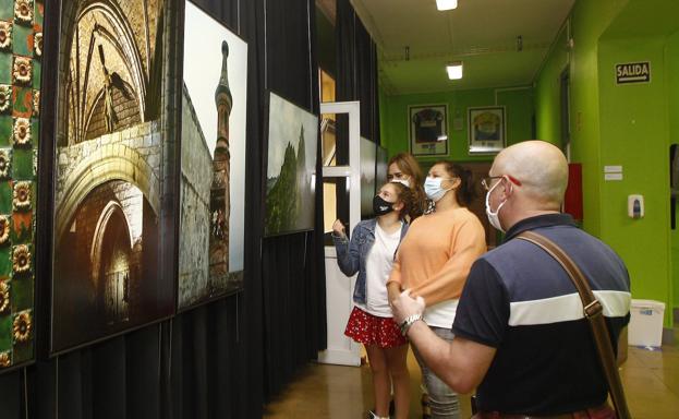 El IES Marqués de Santillana acoge la exposición 'Cuarenta leguas por Cantabria'