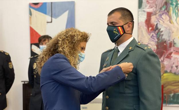 Cuatro agentes de la Policía Nacional y la Guardia Civil, condecorados con las órdenes de Isabel La Católica y al Mérito Civil