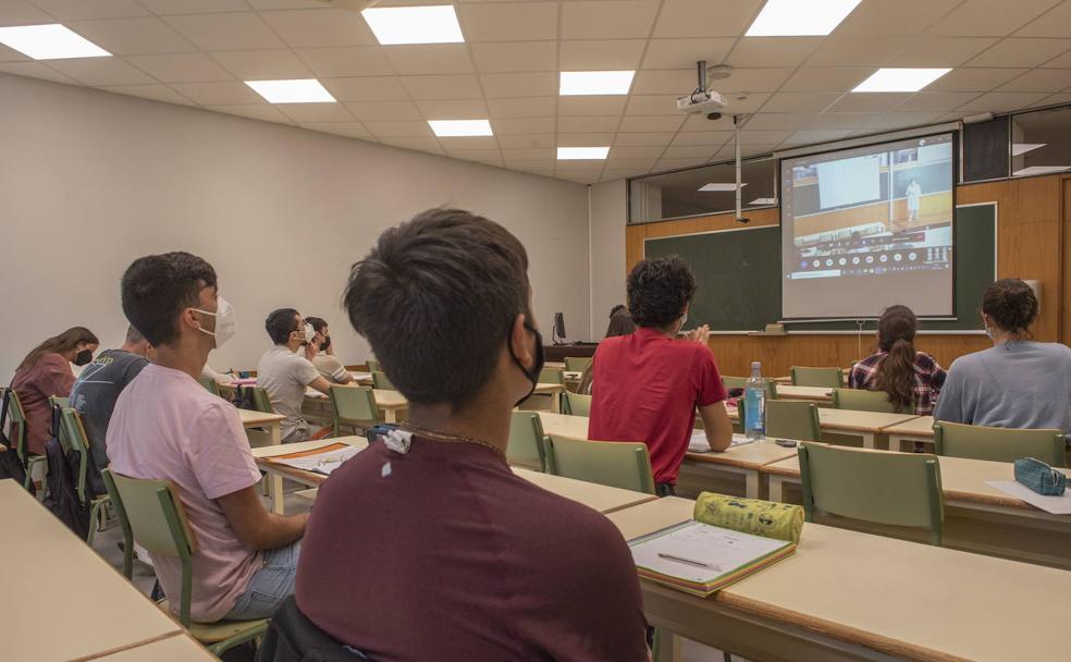 En aulas y casas: la universidad es mixta