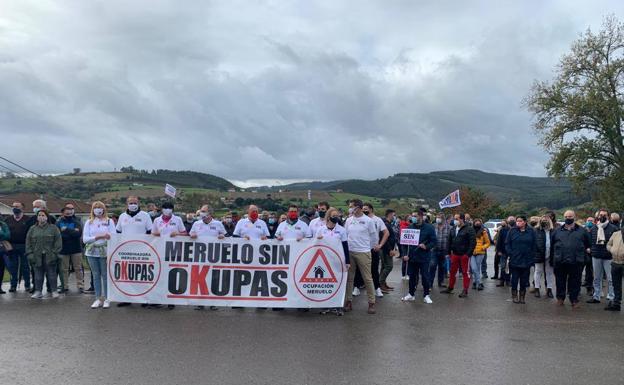 Cerca de 400 personas respaldan la manifestación convocada por la Coordinadora Meruelo sin Okupas