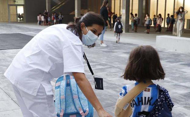 Enfermería ofrece apoyo y resolución de dudas sanitarias a los centros educativos