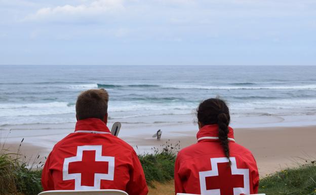 El número de rescates se duplicó este verano en las playas de Valdearenas y Canallave