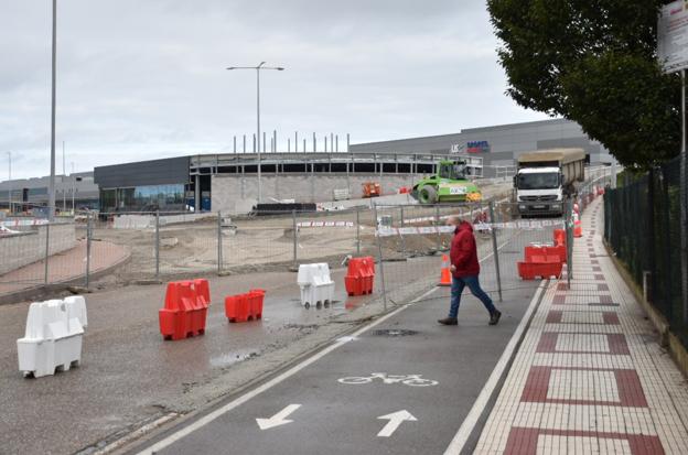 El nuevo centro comercial Bahía Real ultima la urbanización de su entorno