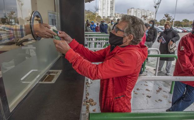 Desconcierto en las taquillas de El Sardinero a la espera de la ampliación del aforo por parte del Gobierno