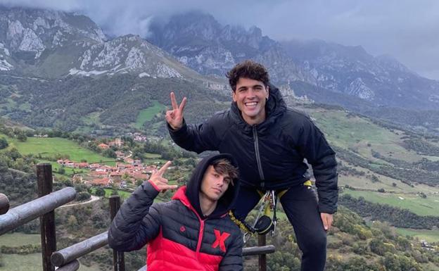 Los 'influencers' Daniel Illescas y Sergio Carvajal, enamorados de la «magia» de Cantabria