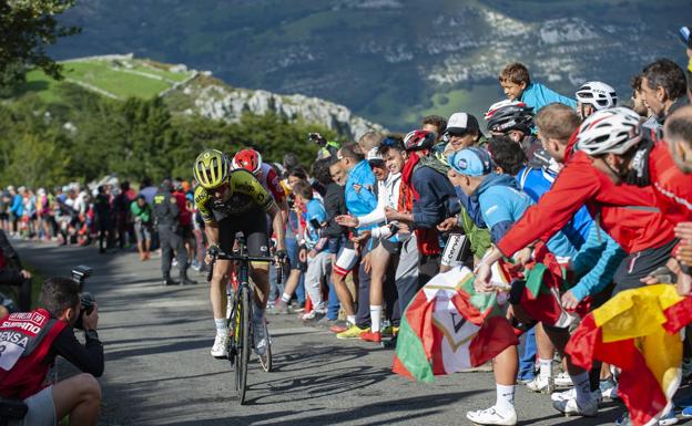 La etapa de La Vuelta por Cantabria obligará a cortar once enlaces de las autovías A-8 y A-67 el día 30