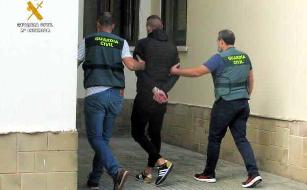 La Guardia Civil detiene al presunto autor de 39 robos en trasteros y coches de Castro Urdiales