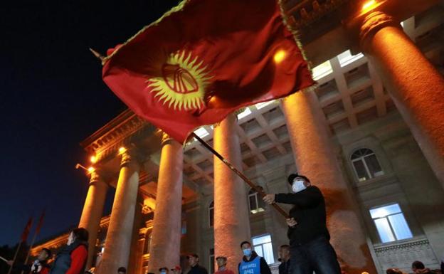 La presión popular consigue finalmente la dimisión del presidente de Kirguistán