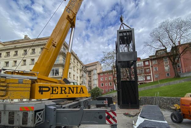 Comienza la colocación de la estructura del ascensor y la pasarela del Pasaje de Peña