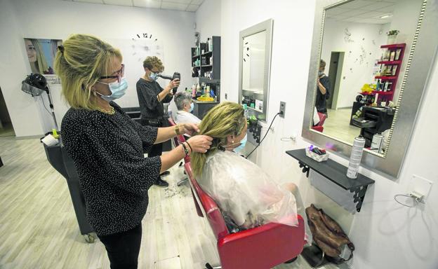 Las peluquerías resisten, pero la caja se resiente por la ausencia de eventos sociales