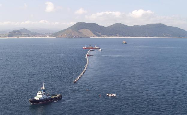 Una tubería entre la tierra y el mar