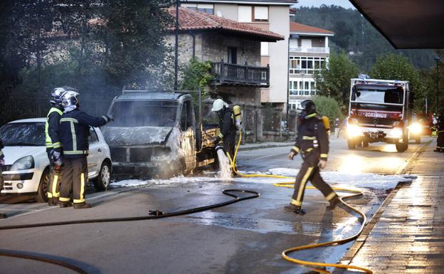 El incendio de una furgoneta afecta a un edificio en Cabezón