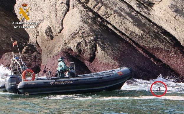 Interceptados tres furtivos multirreincidentes por extraer percebes en las zonas de Cabo Menor y Cabo Mayor