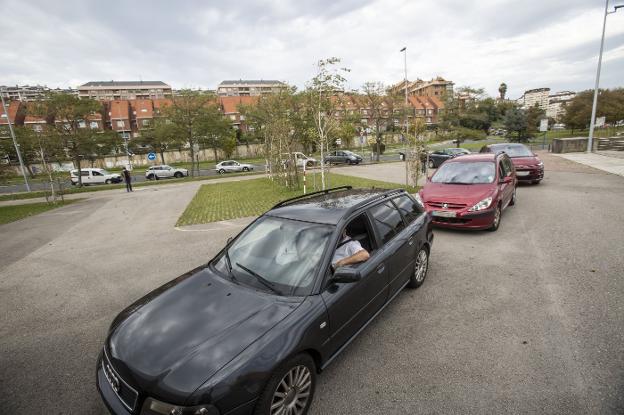 Vuelven las colas a los 'coroautos' tras el repunte de los contagios