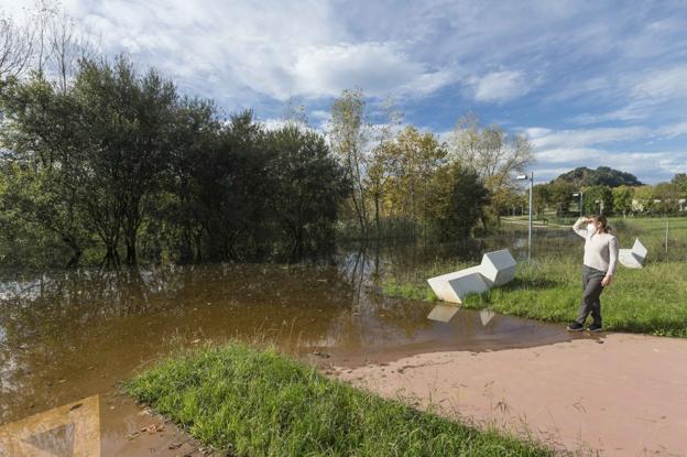 Una inundación corta uno de los accesos al parque de La Remonta