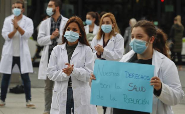 Los MIR se manifiestan contra el decreto que permite ejercer a médicos sin especialidad