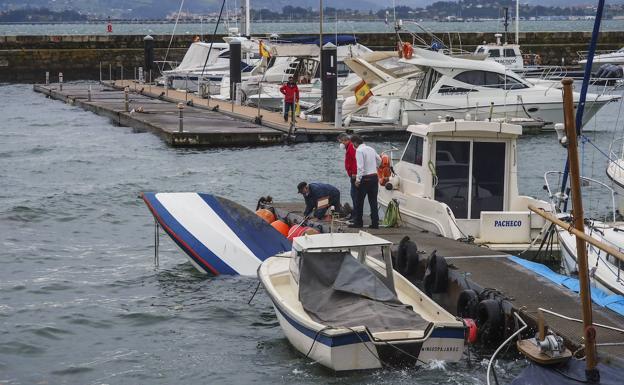 La surada agita Puertochico, con el mar embravecido en la bahía y un Sardinero en calma chicha