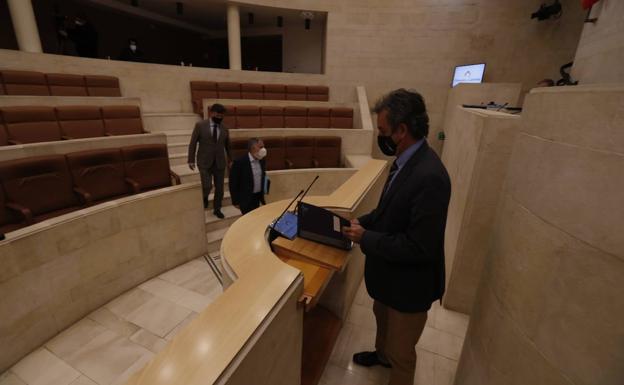 La oposición planta a Francisco Martín en el Parlamento