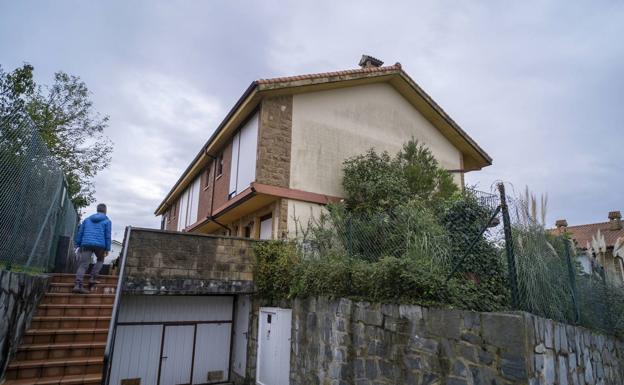 Los okupas desalojan voluntariamente una de las dos viviendas usurpadas en Meruelo