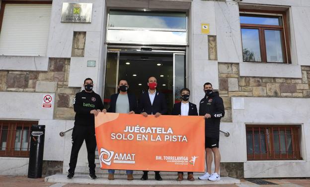 El Balonmano Torrelavega refuerza su colaboración con AMAT para frenar la adicción al juego