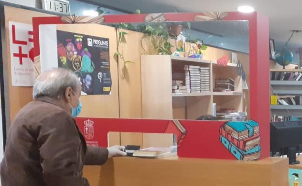 Bezana celebra el Día de las Bibliotecas con cuentacuentos y el reparto de libros entre los comercios