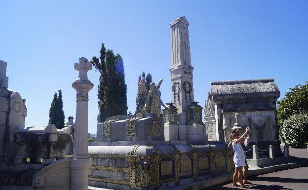 Teatro en el cementerio castreño de Ballena