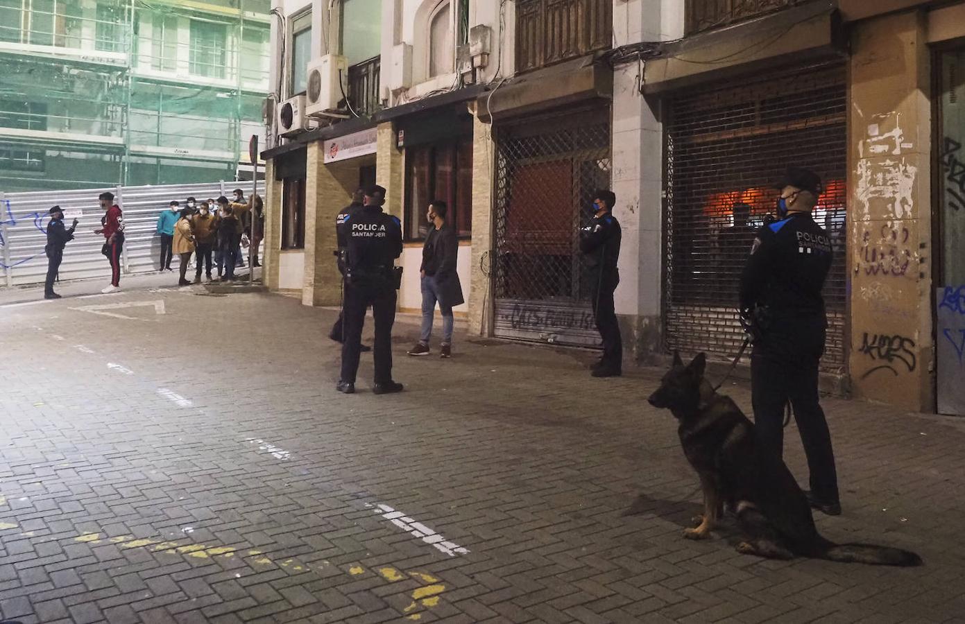 Noche de patrulla por la capital en plena pandemia