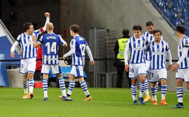 La Real golea al Huesca y sigue firme como líder