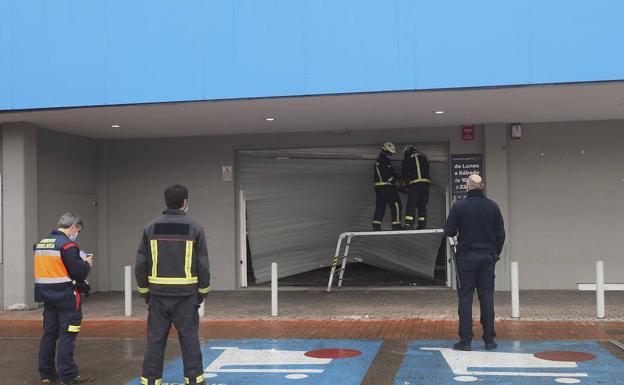 Dos detenidos tras realizar un alunizaje en una tienda del centro comercial de Los Ochos