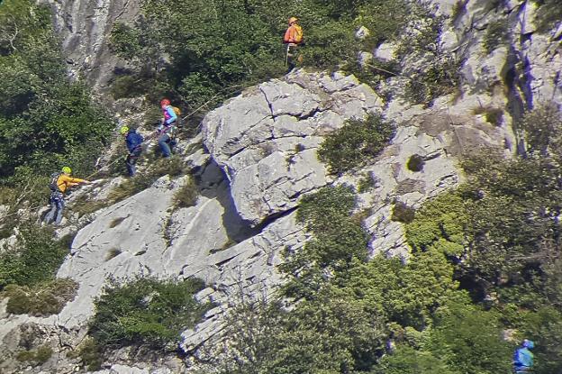 Revilla y Calleja ascienden a una cueva utilizada por emboscados en el cueto Agüeros, en Liébana