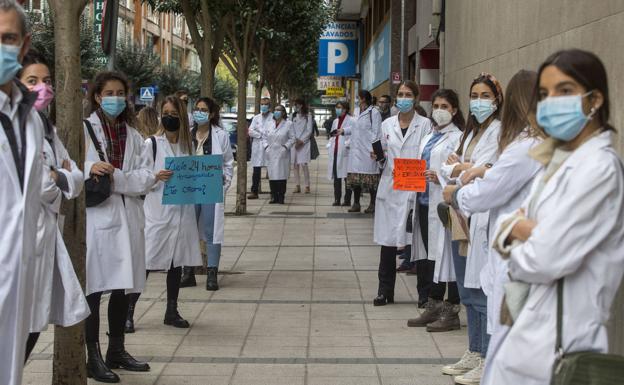 Un 80% de los médicos cántabros secunda la huelga, según los sindicatos, pero Sanidad rebaja el seguimiento al 14,7%