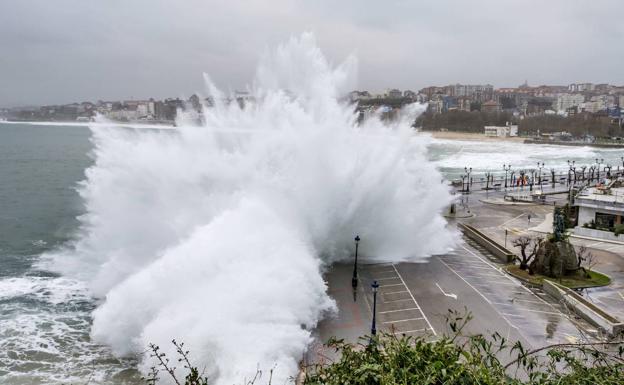 Cantabria, en 'preemergencia' por un temporal marítimo con olas de hasta siete metros y alto coeficiente de marea