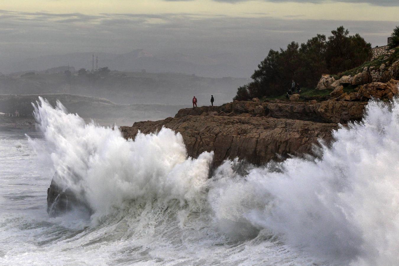 El temporal deja olas de impresión en Suances