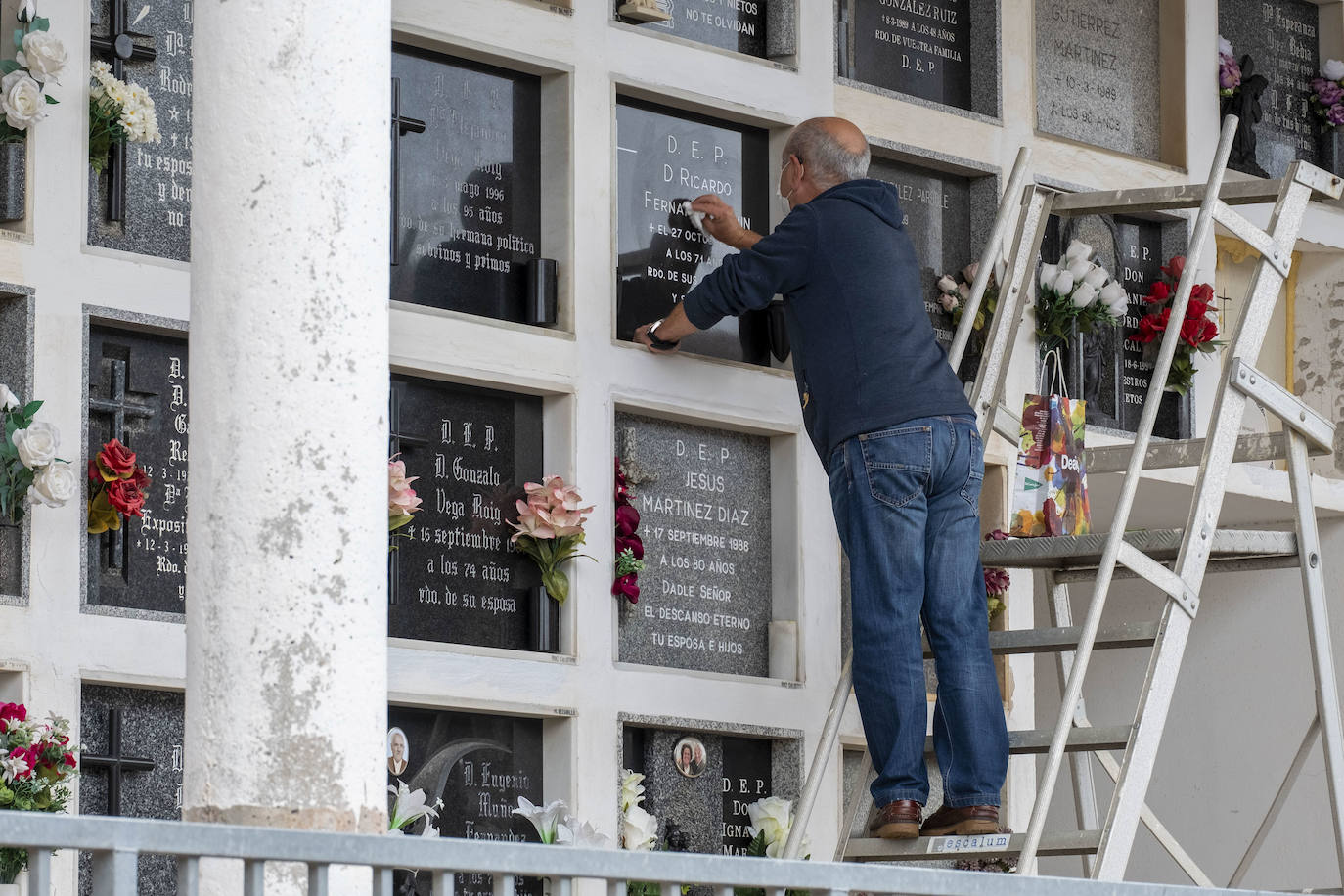 El cementerio de Ciriego se prepara para el día de Todos los Santos