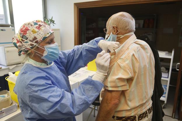 La alta demanda y los retrasos en el reparto marcan la campaña de la gripe, con 103.000 vacunados