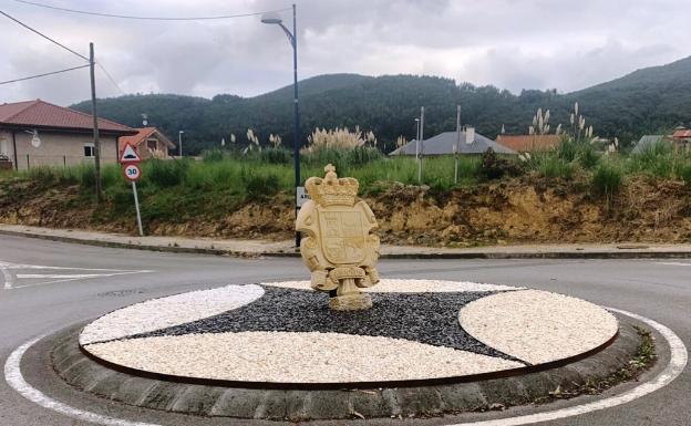 Argoños coloca en la rotonda del Gromo la escultura del escudo municipal que llegó desde Tailandia