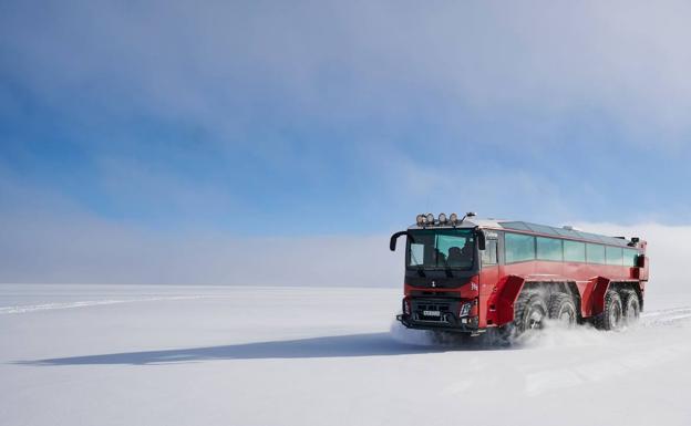 Un bus turístico gigante recorre un glaciar amenazado de Islandia