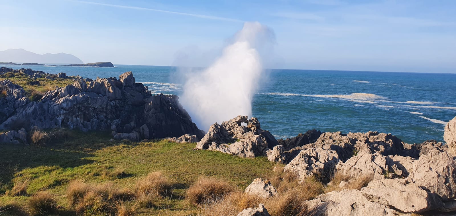 Las olas golpean con fuerza la costa castreña