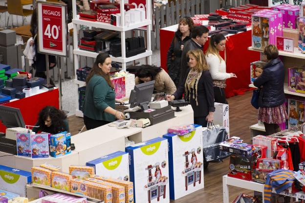 Las contrataciones navideñas bajarán un 32% en Cantabria