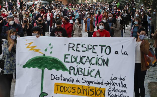 Un millar de profesores protesta por el «impresentable» cambio del calendario