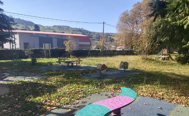 Protección Civil de Corvera de Toranzo denuncia desperfectos en el precinto de parques infantiles