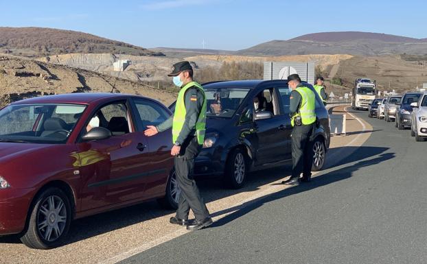 Retenciones en la A-8 en dirección a Cantabria por controles de la Ertzaintza en El Haya