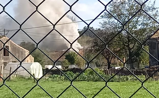 Dos viviendas de Barrio de Arriba quedan destruidas tras un incendio