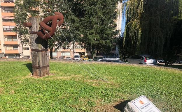 El monumento a Miguel Hernández ya cuenta con una placa nueva