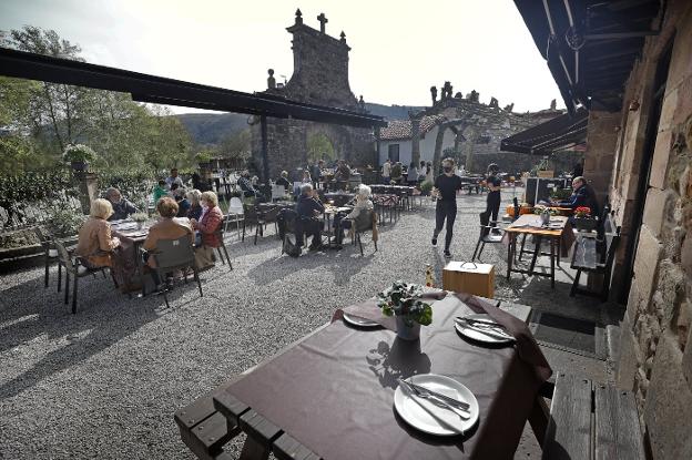 La terraza del Segis, ideal para disfrutar de raciones y de la mejor carne tudanca