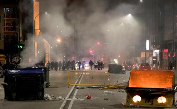 Una ola de disturbios contra los toques de queda agita varias ciudades españolas